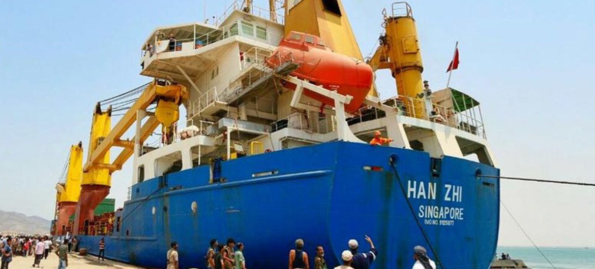 世界粮食计划署租用的满载3000吨粮食的轮船抵达也门亚丁港，这批粮食足以满足18万也门人一个月的口粮。粮食计划署图片/Ammar Bamatraf