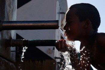 Un Soudanais buvant de l'eau. Photo Banque mondiale/Arne Hoel