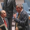 Постоянный представитель Ирака Мохамед Али Альхаким и глава МООНСИ Ян Кубиш в Совете Безопасности. Фото ООН