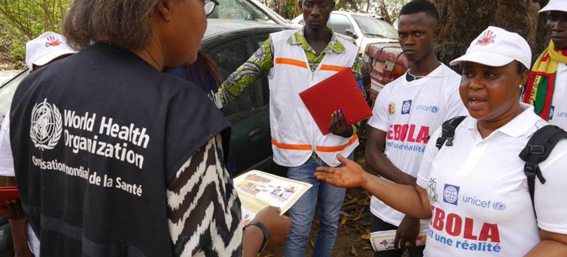 世界卫生组织工作人员在几内亚帮助民众应对埃博拉疫情。世卫组织图片/P. Haughton