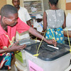 ناخب يدلي بصوته في مركز اقتراع  في بوروندي. المصدر: لجنة الأمم المتحدة لمراقبة الانتخابات في بوروندي