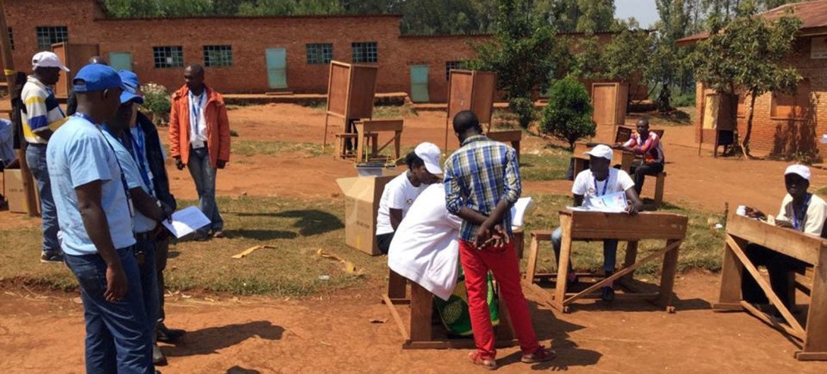 联合国选举观察员对布隆迪大选进行监测。联合国布隆迪特派团图片