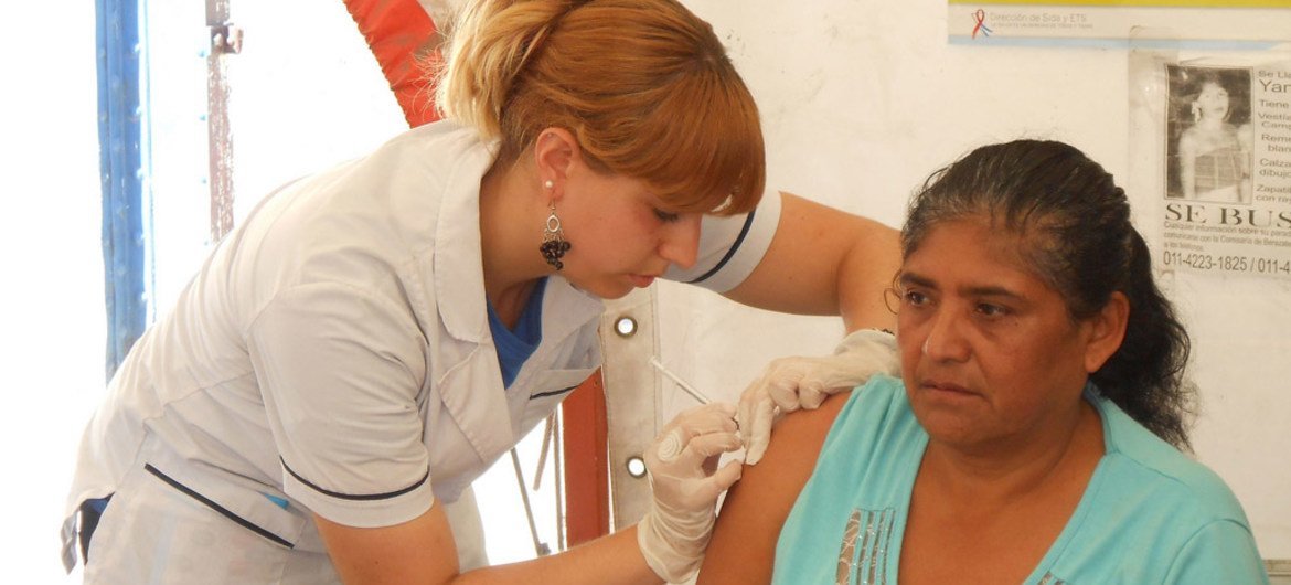 一名阿根廷妇女接受疫苗接种。