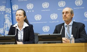 Elzbieta Karska (à gauche), qui dirige le Groupe de travail de l'ONU sur l'usage de mercenaires, et un membre de ce groupe, Gabor Rona. Photo ONU/Mark Garten