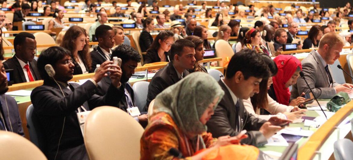 صورة من الحفل الذي أقيم في قاعة الجمعية العامة لتكريم الفائزين في مسابقة لغات مختلفة، عالم واحد