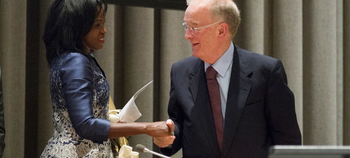 Jorge Sampaio e Helena Ndume foram os vencedores do Prêmio ONU Nelson Mandela, em 2015