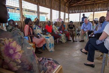 El subsecretario general de la ONU de Asuntos Humanitarios, Stephen O Brien (arriba, centro), se reunió durante su visita a Sudán del Sur con mujeres en un campamento de protección de civiles en la capital, Juba. Foto: UNMISS/JC McIlwaine