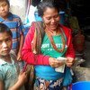 Des Népalais victimes d'un tremblement de terre reçoivent de l'aide sous forme d'argent liquide. Photo OCHA
