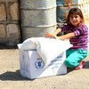 一名伊拉克女孩得到世界粮食计划署提供的粮食援助。联合国驻伊拉克援助团图片