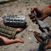 Подростки рассматривают осколки снарядов, разорвавшихся на одной из улиц столицы Йемена. Фото: ЮНИСЕФ/Мохамед Хамуд