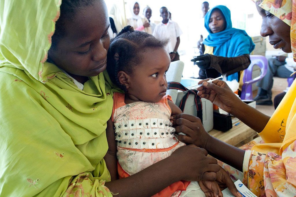 طفل يتلقى تطعيماً ضد التهاب السحايا في الفاشر بشمال دارفور.
