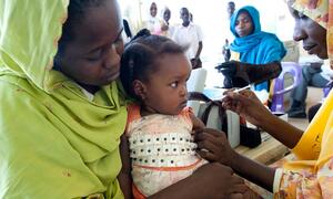 Un niño recibe una vacuna contra la meningitis en E Fasher, Darfur del Norte.