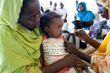 طفلة تتلقى تطعيماً ضد التهاب السحايا في الفاشر بشمال دارفور.