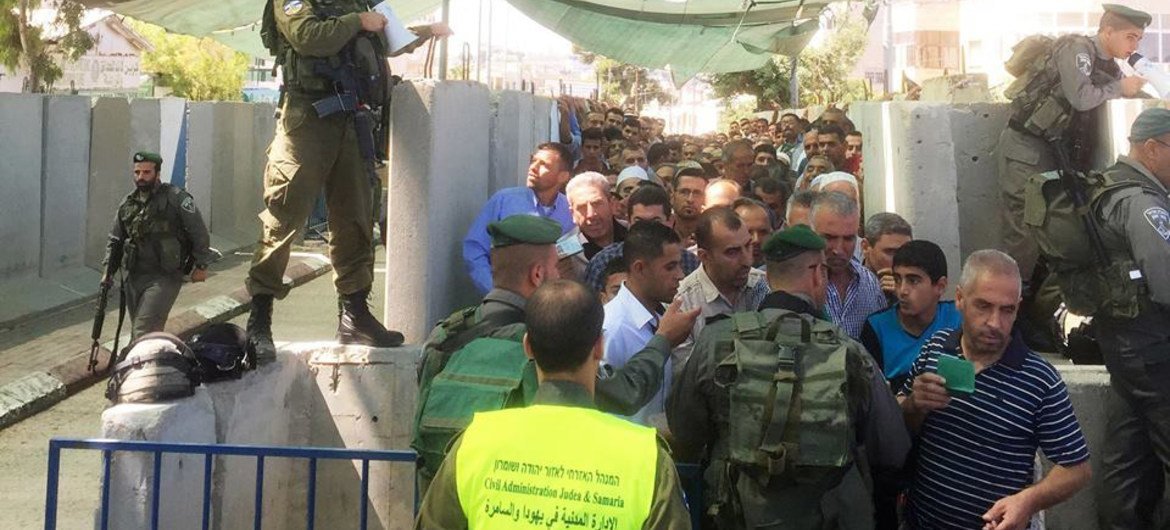 فلسطينيون على حاجز جيلو في القدس الشرقية. المصدر: مكتب تنسيق الشؤون الإنسانية