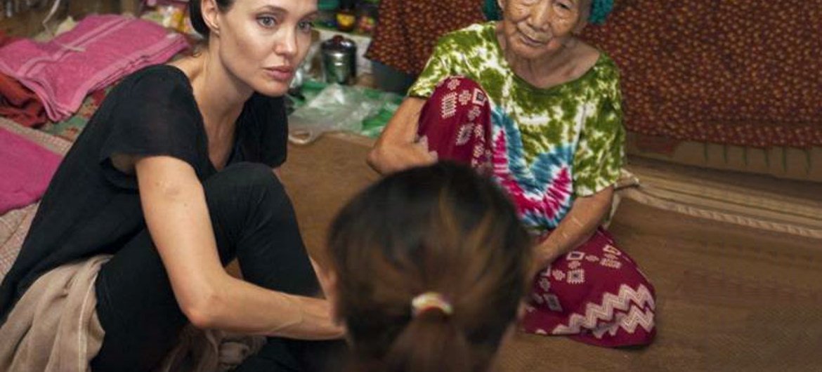 Angelina Jolie con desplazados en el estado de Kachin, en Myanmar. Foto: ACNUR/T.Stoddart