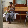 Maderia, Éthiopie: Elsebeth Aklilu, une travailleuse de la santé qui conseille les femmes et leurs enfants sur les meilleures pratiques nutritionnelles, prend une pause pour allaiter son propre fils de 10 mois.
