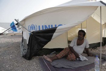Un refugiado se protege del intenso sol en Obock, norte de Djibouti, donde han buscado protección numerosas personas a causa del aumento de la violencia en Yemen Foto: ACNUR/H.McNeish