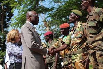 Babacar Gaye conversa con ex combatientes para invitarlos a tomar la senda de la paz en la República Centroafricana. Foto de archivo: MINUSCA