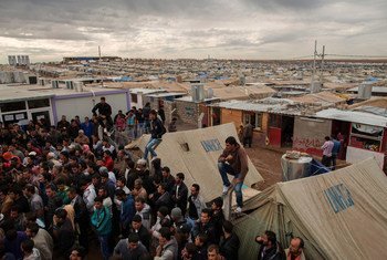 叙利亚难民聚集在伊拉克库尔德斯坦地区多米兹难民营的一个办公室周围。 （资料图片）