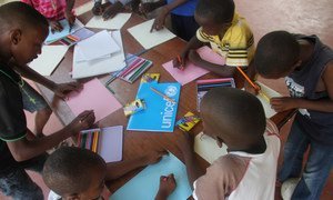 Des enfants dans un refuge temporaire à Bujumbura, au Burundi, se servent des dessins pour oublier ce qu'ils ont vécu. Photo UNICEF Burundi/Eliane Luthi