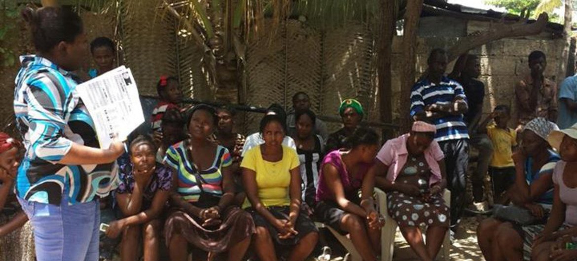 Una sesion de educación cívica en Seprenne, Gonaïves, poco antes de las elecciones en Haití  Foto: ONU/MINUSTAH