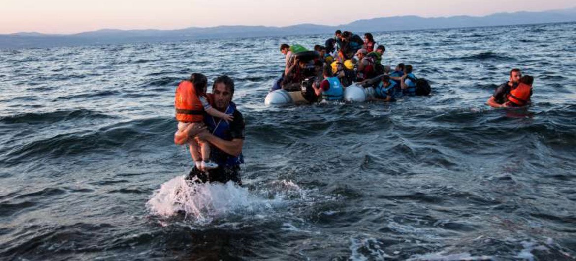 Группа сирийских беженцев, прибывших на остров Лесбос из Турции на надувном плоту. Фото: УВКБ/МакКоннелл