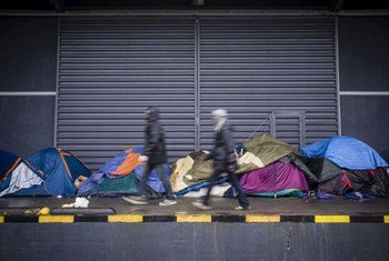 Des milliers de demandeurs d'asile et de migrants de Syrie, d'Iraq, d'Ethiopie, du Soudan, du Pakistan et d'Afghanistan vivent dans des abris de fortune ou dans les rues à Calais, en France. Photo HCR/C. Vander Eecken