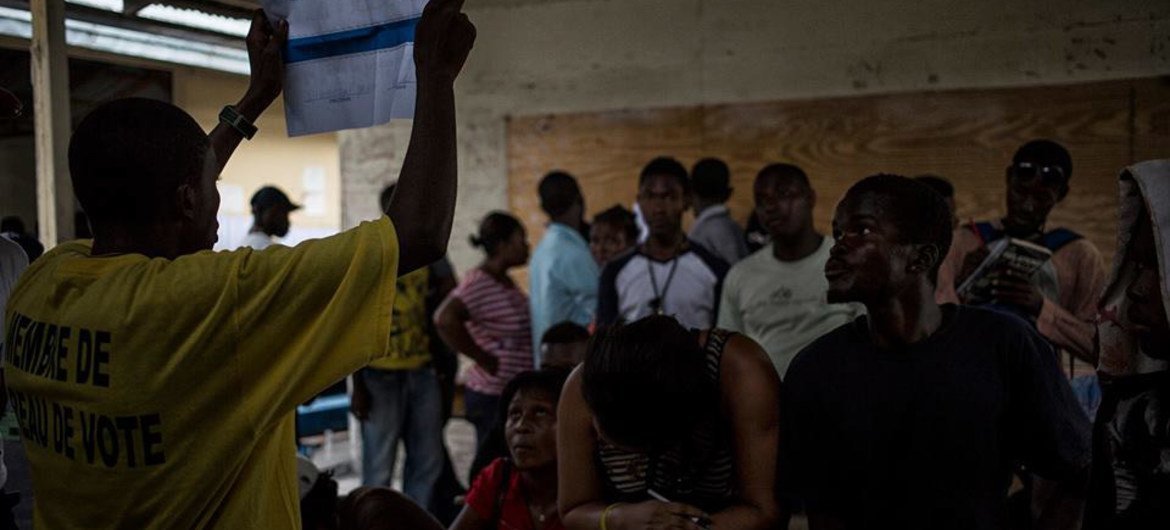 فرز بطاقات الاقتراع في بيتيونفيل، إحدى ضواحي مدينة بورت أو برنس، هايتي، بعد الانتخابات في التاسع من أغسطس آب 2015. المصدر: بعثة الأمم المتحدة