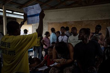 Dépouillement des bulletins de vote à Pétionville, une banlieue de Port-au-Prince, en Haïti, après le premier tour des élections du 9 août 2015. Photo : MINUSTAH