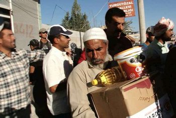 Syrian refugees in the southern Turkey town of Akcakale collect aid donated by private individuals and aid organizations. UNHCR Photo