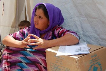 Une femme iraquienne avec de l'aide humanitaire fournie par l'ONU. Photo MANUI