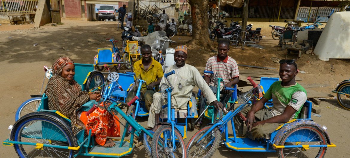 متعايشون مع مرض شلل الأطفال في ولاية كانو، نيجيريا، يستخدمون دراجات ذات ثلاث عجلات مصممة خصيصا للأشخاص ذوي الإعاقة. المصدر: اليونيسف/سيباستيان ريتش