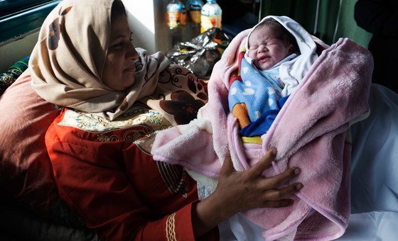 Bebê no Hospital Al-Shifa na Faixa de Gaza, onde a taxa de mortalidade infantil subiu pela primeira vez há 50 anos.  