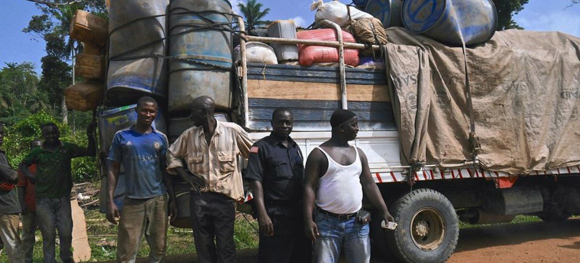 Грузовики из Гвинеи ожидают проверки на  Эболу на одном из пропускных пунктов в  Либерии