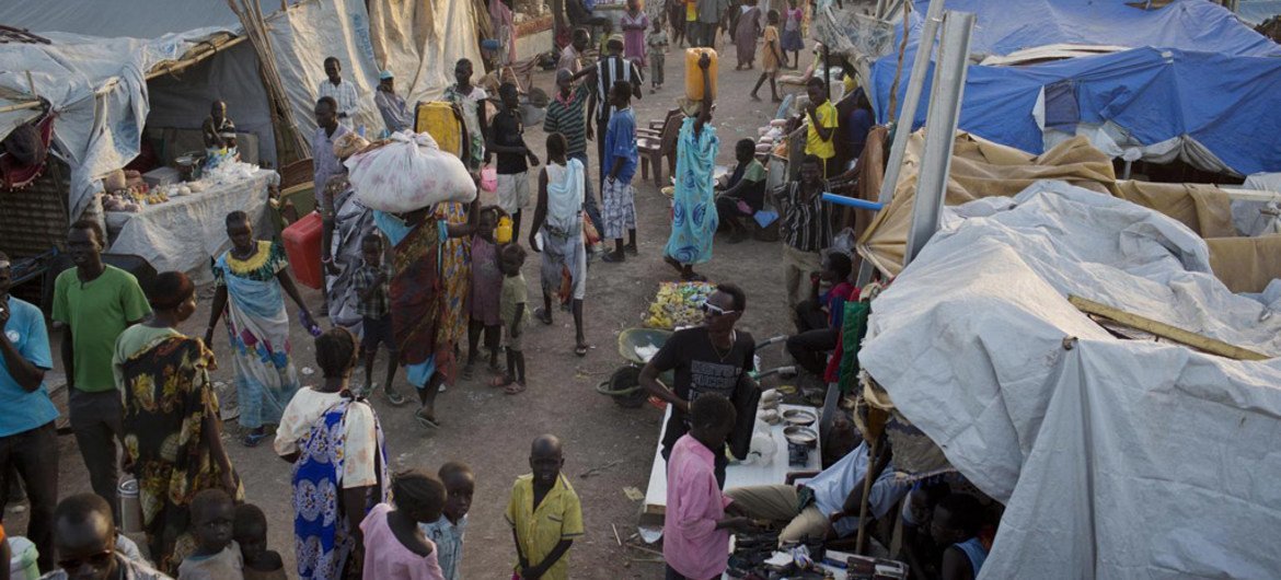 南苏丹流离失所者在联合国营地寻求庇护。儿基会图片/Kate Holt