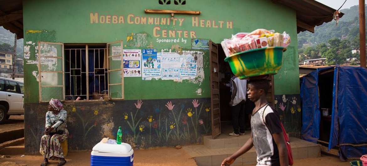 خطة سيراليون لهزيمة فيروس الإيبولا وإحياء البنية التحتية الحيوية تشمل التركيز على الصحة والتعليم والحماية الاجتماعية والاقتصاد. المصدر: أونمير / مارتين بيريه