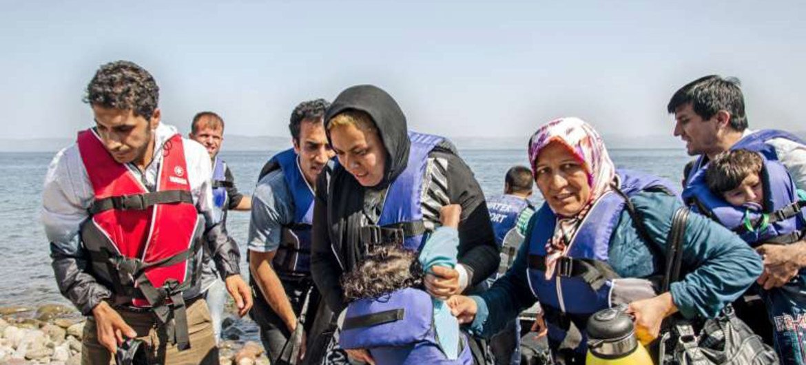 العشرات من اللاجئين وصلوا عن طريق البحر في يوليو تموز 2015، في اليونان، معظمهم من البلدان التي تعاني من الحروب والصراعات. المصدر: المفوضية السامية لشؤون اللاجئين / ج. أكاش