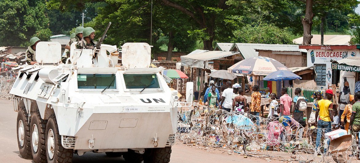 Des soldats de la paix servant au sein de la Mission des Nations Unies pour la stabilisation multidimensionnelle intégrée en République centrafricaine (MINUSCA) en patrouille à Bambari.