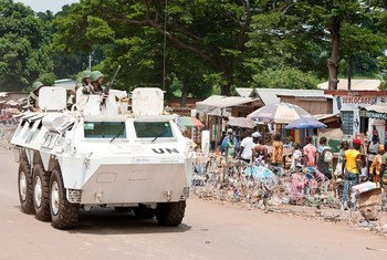 Des soldats de la paix servant au sein de la Mission des Nations Unies pour la stabilisation multidimensionnelle intégrée en République centrafricaine (MINUSCA) en patrouille à Bambari.