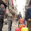 يشكل الحصول على المياه في مخيم اليرموك صراعا يوميا منذ ما يزعم عن تعطيل الأنابيب في سبتمبر أيلول 2014. المصدر: الأونروا / رامي السيد