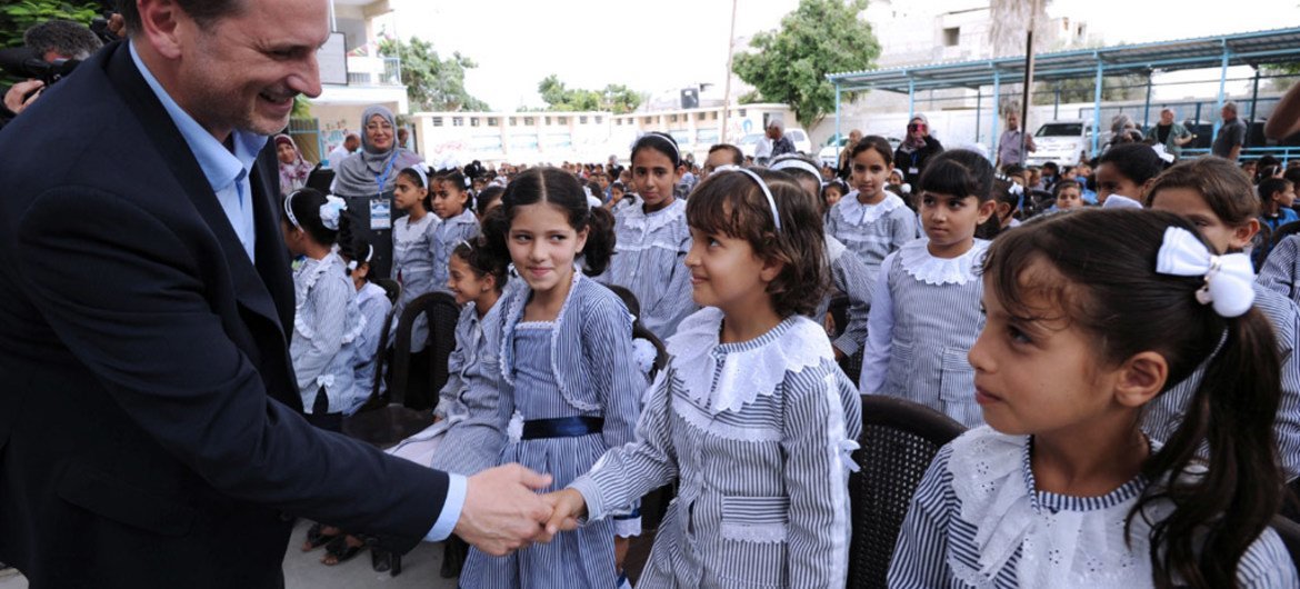 Le Commissaire général de l'UNRWA, Pierre Krahenbühl lors d'une visite à l'école Abu Tue'ma à Khan Younis, dans la bande de Gaza, en septembre 2014 (archive). Après la décision américaine de ne plus financer l'UNRWA, le Commissaire général a répété aux ré