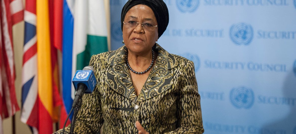 安理会本月轮值主席、尼日利亚常驻联合国代表奥格武向媒体发表讲话。联合国图片/Cia Pak