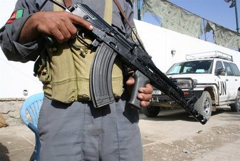阿富汗首都喀布尔的一名持枪警察。