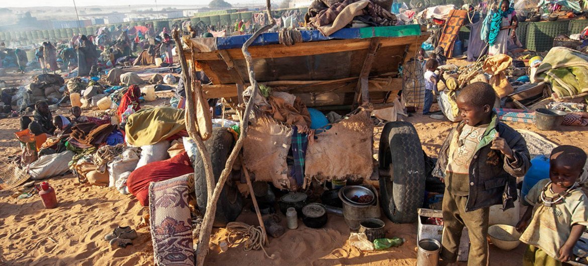 في أعقاب هجمات يناير كانون الثاني عام 2015، الآلاف من الأشخاص، معظمهم من النساء والأطفال، في قاعدة لقوات حفظ السلام في أم بارو في شمال دارفور. المصدر: يوناميد / حامد عبد السلام