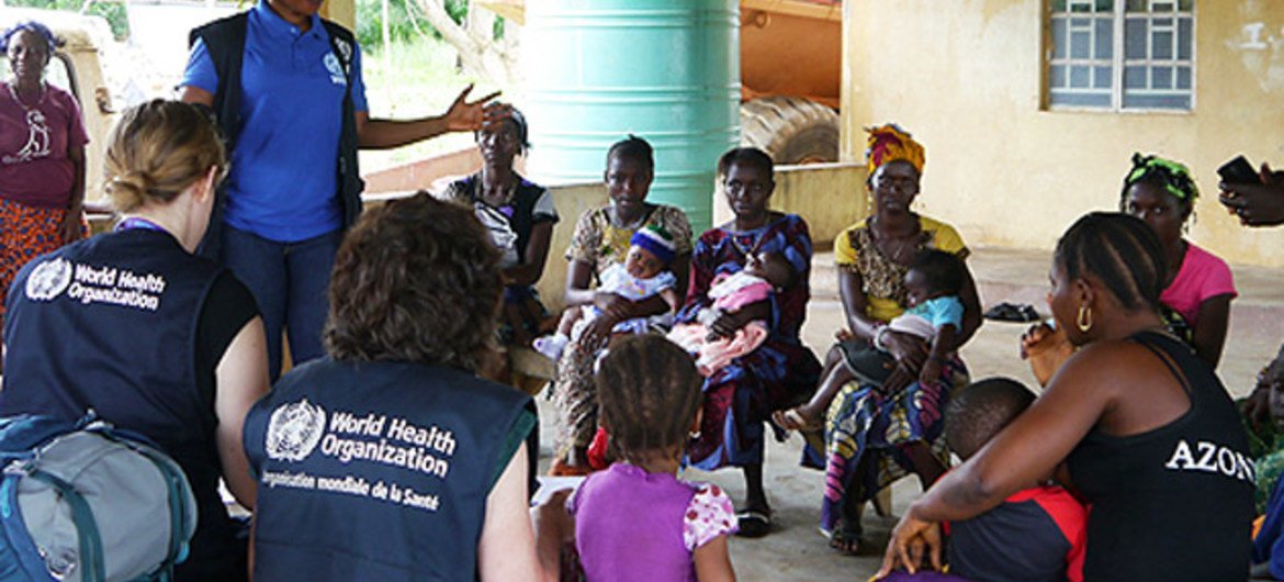 صورة أرشيفية لاجتماع لعمال تابعين لمنظمة الصحة العالمية أثناء تفشي الإيبولا في سيراليون.  WHO/M. Harris