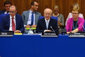 Le Directeur général de l'Agence internationale de l'énergie atomique (AIEA), Yukiya Amano (au centre) lors d'une réunion du Conseil des gouverneurs de l'agence à Vienne. Photo AIEA/Dean Calma