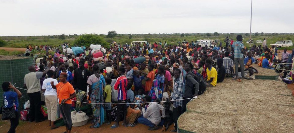 فرار العديد من المدنيين من منازلهم بسبب القتال العنيف في منطقة أعالي النيل إلى موقع حماية بعثة الأمم المتحدة في جنوب السودان في ملكال. المصدر:  بعثة الأمم المتحدة في جنوب السودان