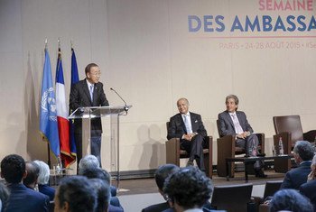 Le Secrétaire général Ban Ki-moon devant des ambassadeurs français à Paris. Photo ONU/Evan Schneider
