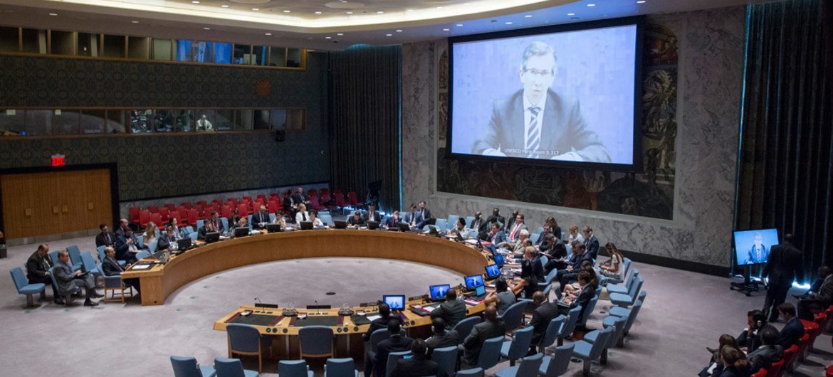 الممثل الخاص ورئيس بعثة الأمم المتحدة للدعم في ليبيا، برناردينو ليون (يظهر على الشاشة)، في إحاطة أمام مجلس الأمن. المصدر: الأمم المتحدة / ريك باجورناس