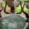 الحصول على مياه آمنة ونظيفة في قرية في بنين. المصدر: البنك الدولي / أرني هول